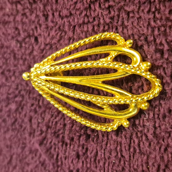 Vintage 80's Avon Elegant Gold Earrings - Picture 2 of 5